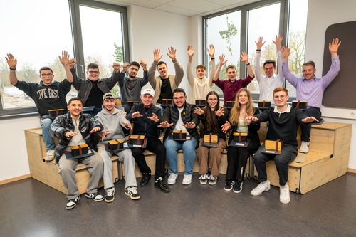 Gruppenbild: Azubis freuen sich über erfolgreiche Ausbildung