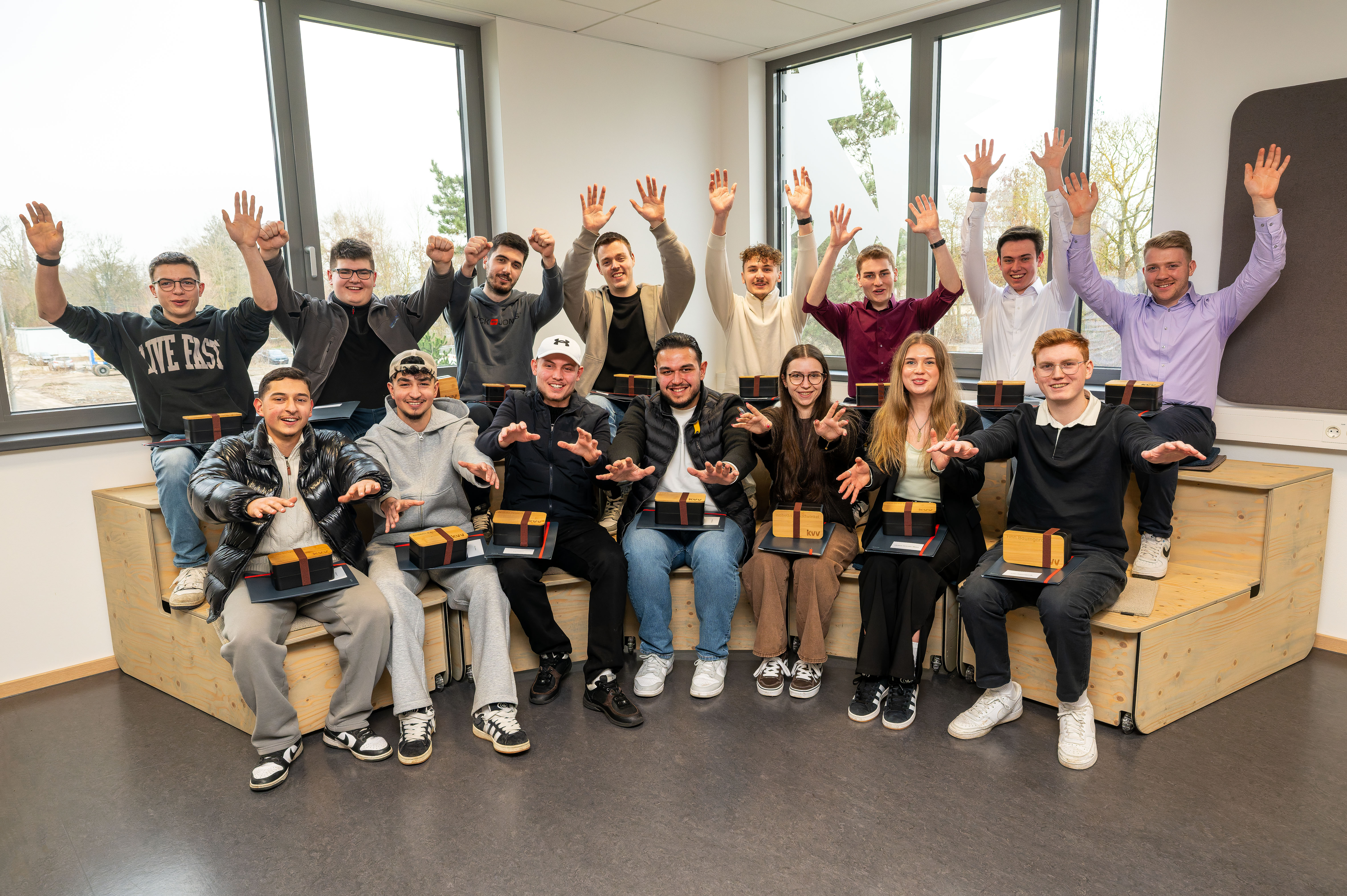 Gruppenbild: Azubis freuen sich über erfolgreiche Ausbildung